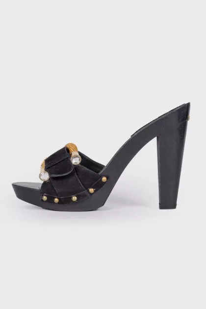 Sandals with a textured golden buckle