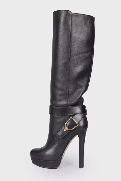 Leather boots with a buckle