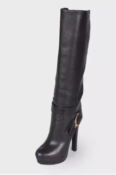 Leather boots with a buckle