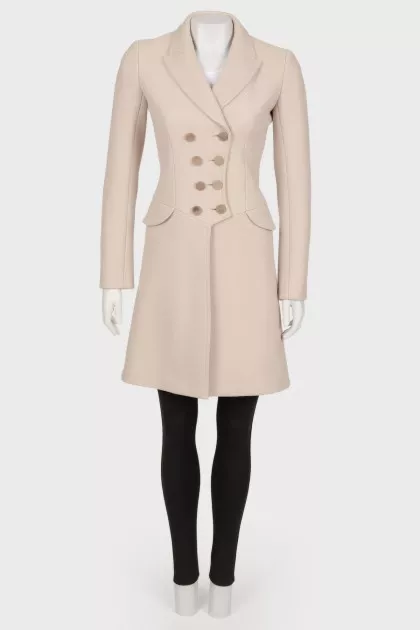 Fitted coat with indentations