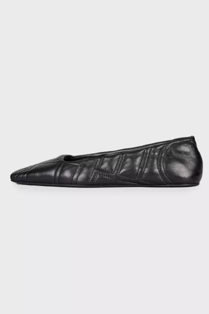 Steering ballet shoes with a square toe
