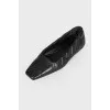 Steering ballet shoes with a square toe