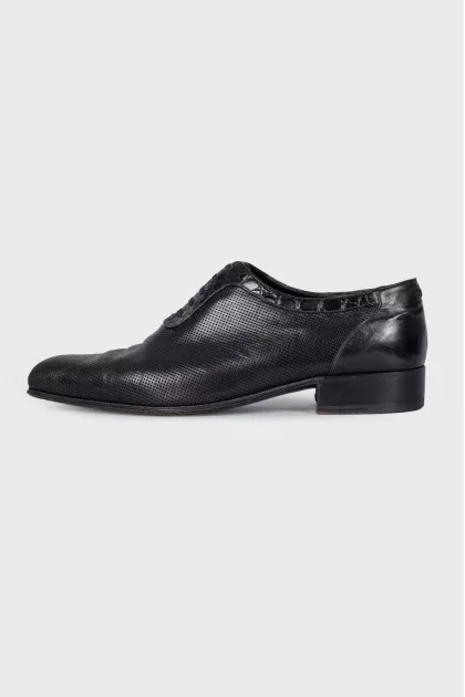 Men's shoes with perforation