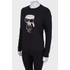 Sweatshirt with branded appliqué
