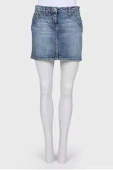 Denim skirt with back appliqué