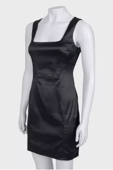 Black sleeveless dress