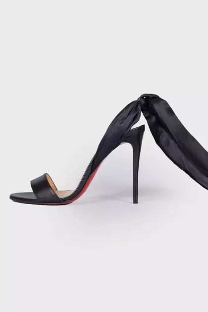 Leather sandals on the ties