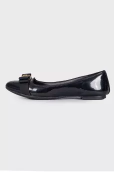 Lacquered ballerinas with a bow
