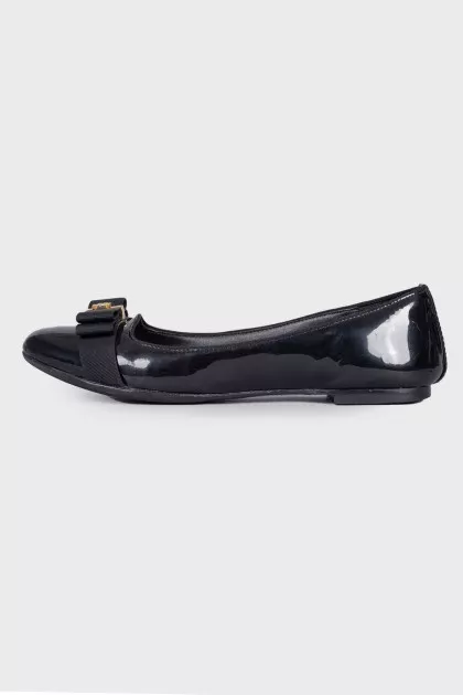 Lacquered ballerinas with a bow