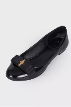 Lacquered ballerinas with a bow