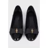 Lacquered ballerinas with a bow