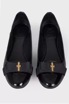 Lacquered ballerinas with a bow