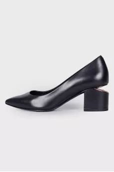 Figure heel shoes