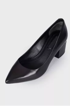Figure heel shoes