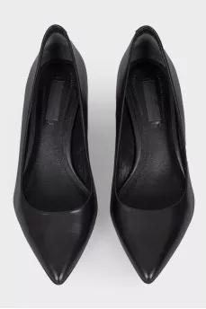 Figure heel shoes