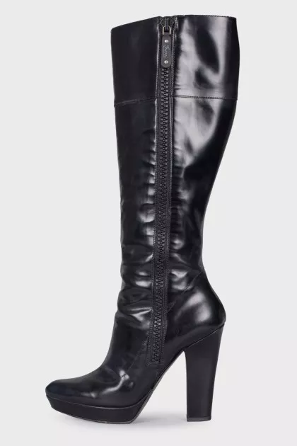 Leather boots with zipper