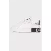 Sneakers with a large logo on the heel