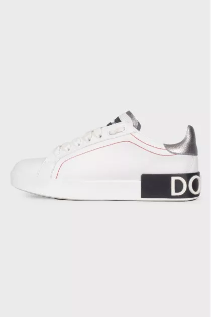 Sneakers with a large logo on the heel