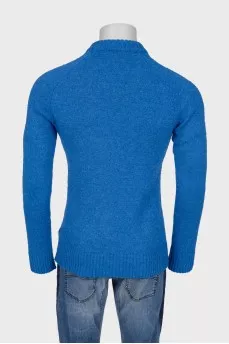 An elongated blue jumper