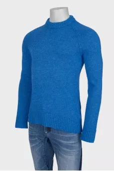 An elongated blue jumper