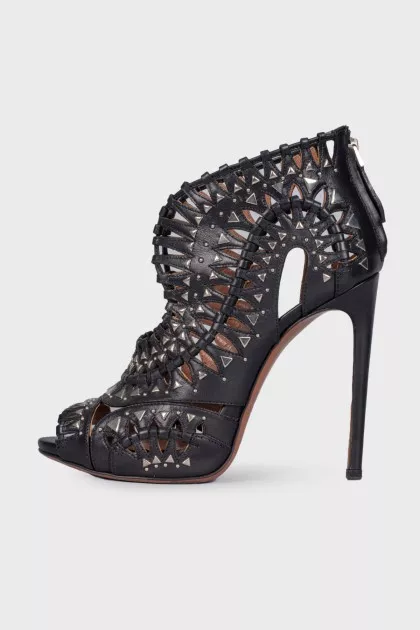 Shoes with a cut -out pattern and rivets