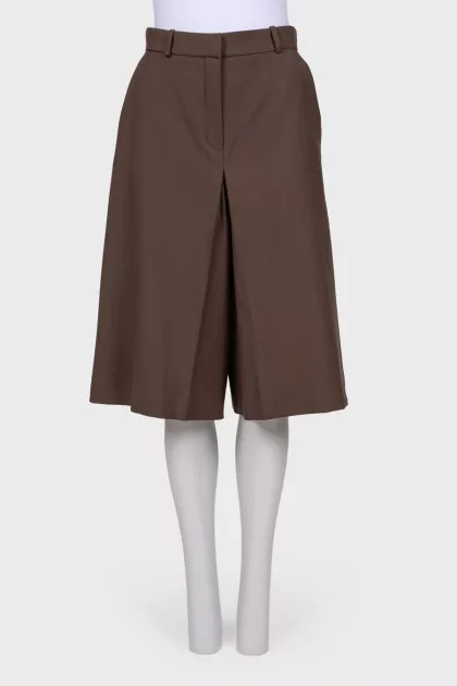 Shortened free cut pants