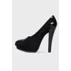 Suede pumps with patent inserts