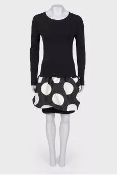 Dress in peas with large hem