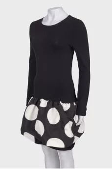 Dress in peas with large hem