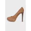 Beige shoes with shiny heels
