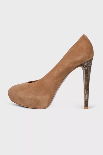 Beige shoes with shiny heels