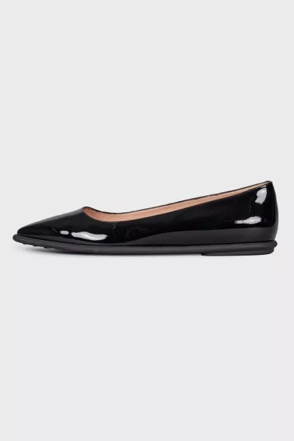 Pointed-toe lacquer flats