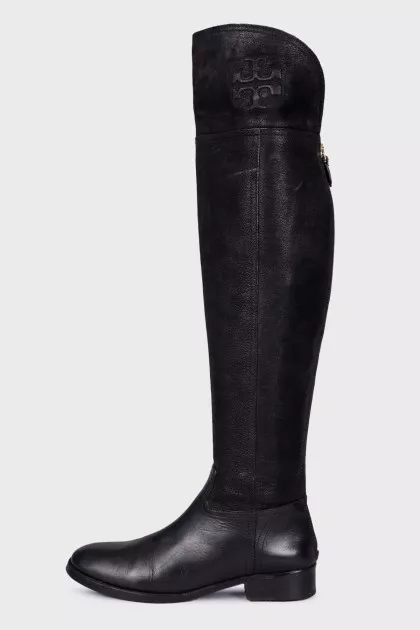 Low-heeled leather boots