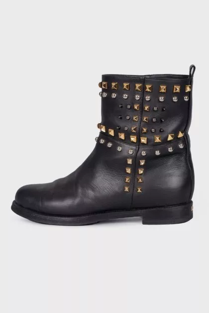 Boots with contrast rivets