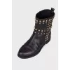 Boots with contrast rivets