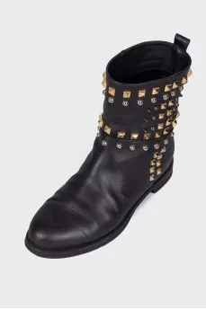 Boots with contrast rivets
