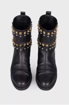 Boots with contrast rivets