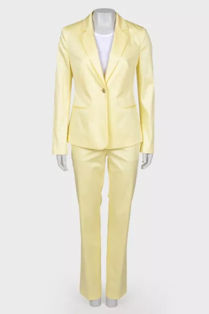 Light yellow suit