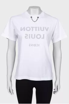 Футболка с логотипом и цепочкой