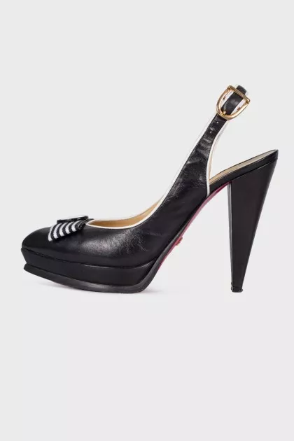 exlLeather shoes with emblem