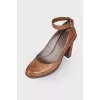 Leather shoes with two straps