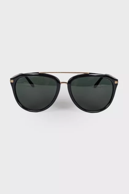 Sunglasses with brand logo on the temples