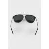 Sunglasses with brand logo on the temples