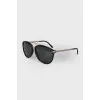Sunglasses with brand logo on the temples