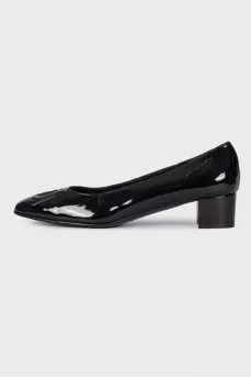 Lacquered black ballerinas