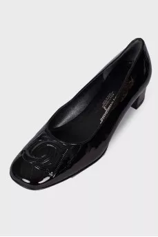 Lacquered black ballerinas