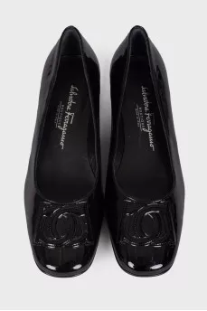 Lacquered black ballerinas