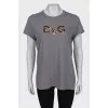 Gray T-shirt with sequin logo and tag