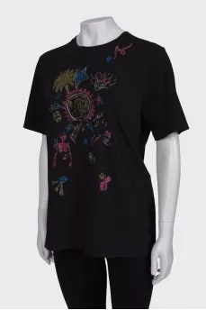 T-shirt with embroidery, with a tag