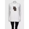 T-shirt with voluminous application, with a tag